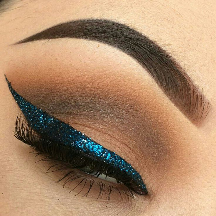 bold-blue-liner-4th-of-july-makeup-ideas