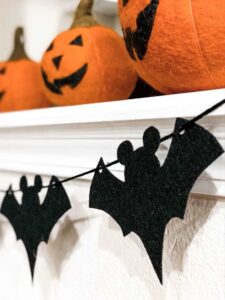 15 DIY HALLOWEEN GARLAND IDEAS TO CREATE - Anuri's Journey