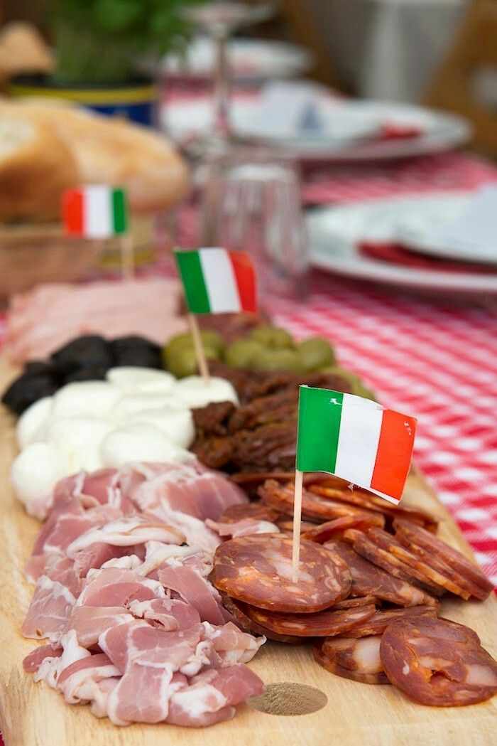 italian-family-feast-thanksgiving-party-theme