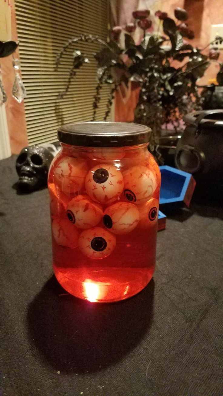 bloody-eyeball-jars-diy-halloween-mason-jar-ideas