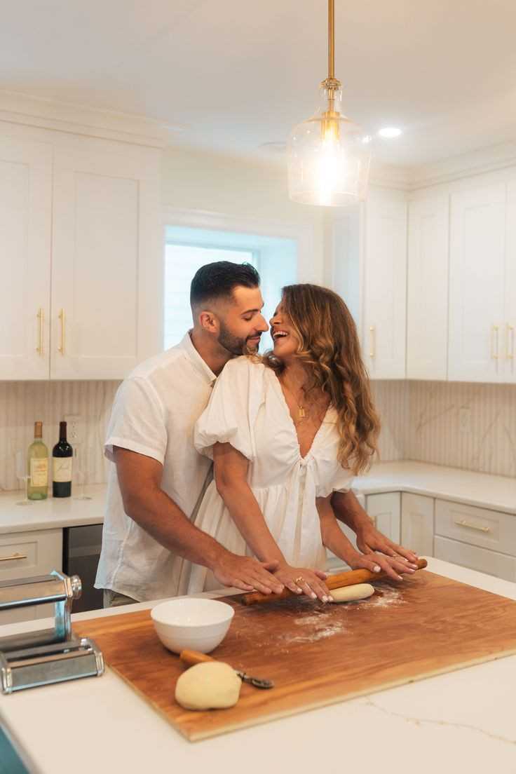 Couples can bake pies together as a way of having fun during thanksgiving