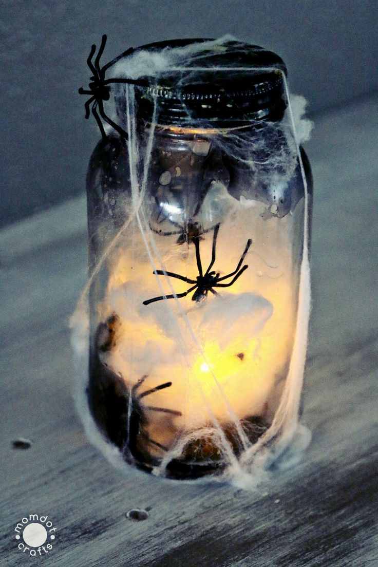 spooky-spider-diy-halloween-mason-jar-ideas