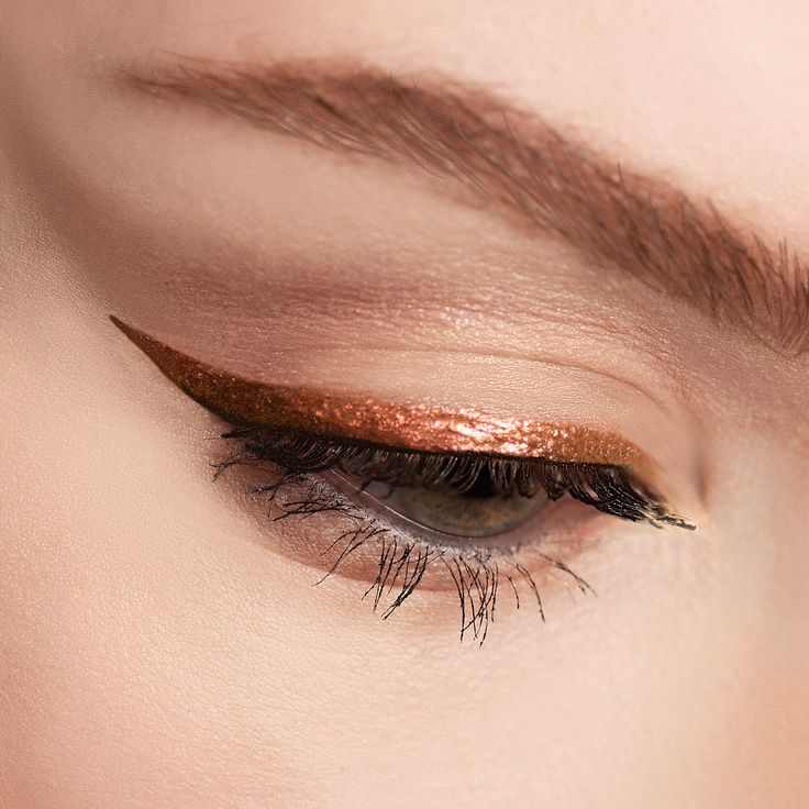 gold-eyeliner-on-upper-eyelid