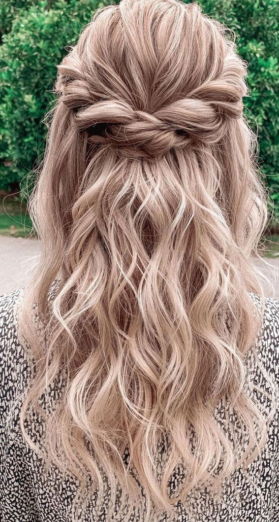 half-up-half-down-with-twist-as-a-thanksgiving-hairstyles-idea