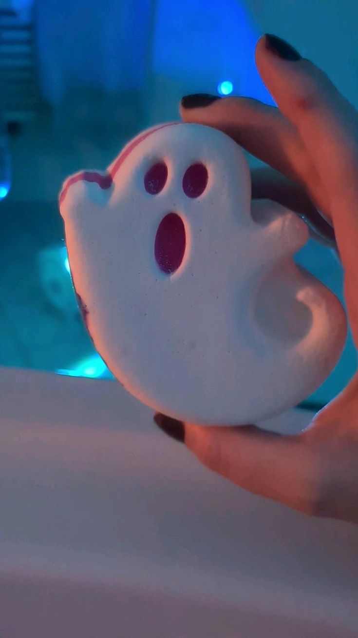 ghostly-bath-bomb-halloween-spooky-basket-ideas