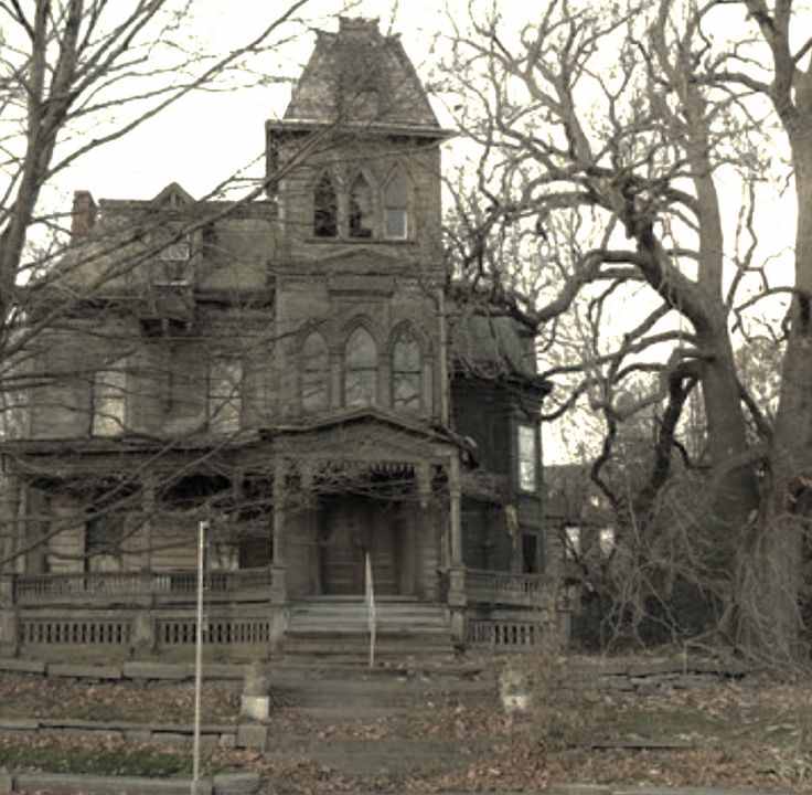 haunted-house-tour-halloween-date-idea