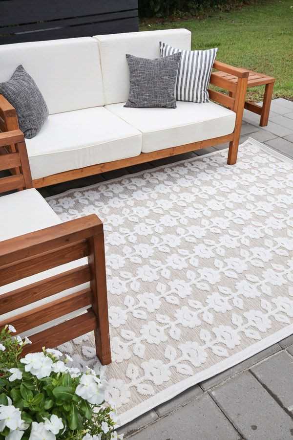 Outdoor-rug-as-a-budget-friendly-way-to-create-a-cozy-outdoor-retreat