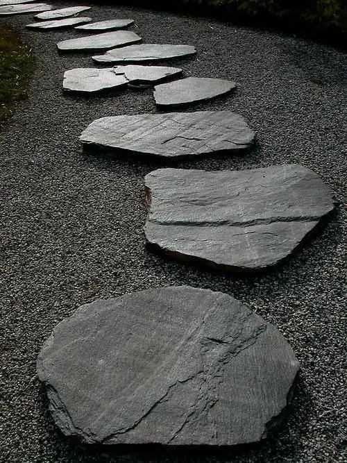 Stone-pathway-as-an-inspiration-for-small-budget-patio-design