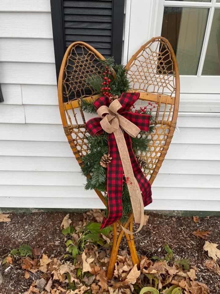 snowshoes-farmhouse-outdoor-christmas-decorations