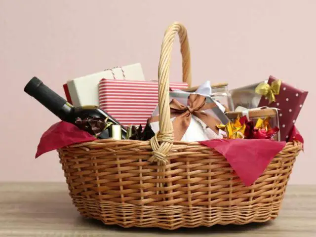 25 THOUGHTFUL CHRISTMAS BASKET IDEAS FOR GIRLFRIENDS - Anuri's Journey