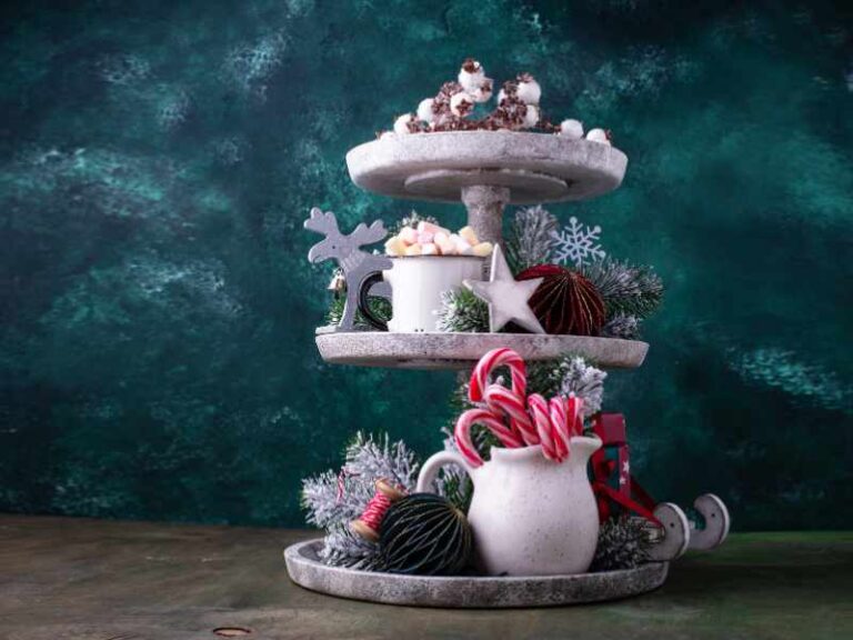 27 STUNNING CHRISTMAS TIER TRAY DECOR IDEAS