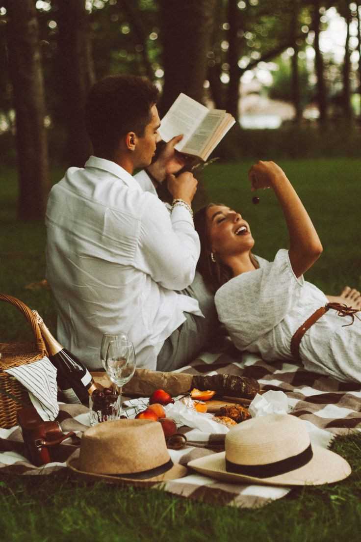 Thanksgiving-picnic-as-a-fun-activities-for-couples 