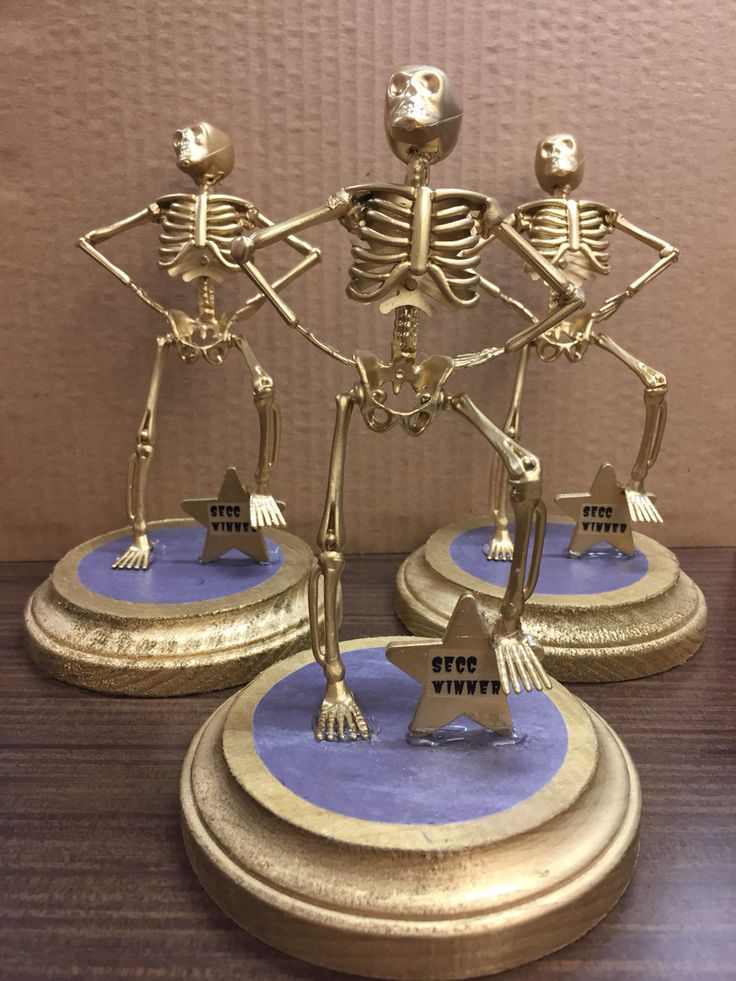 customized-trophy-halloween-costume-contest-prize-ideas