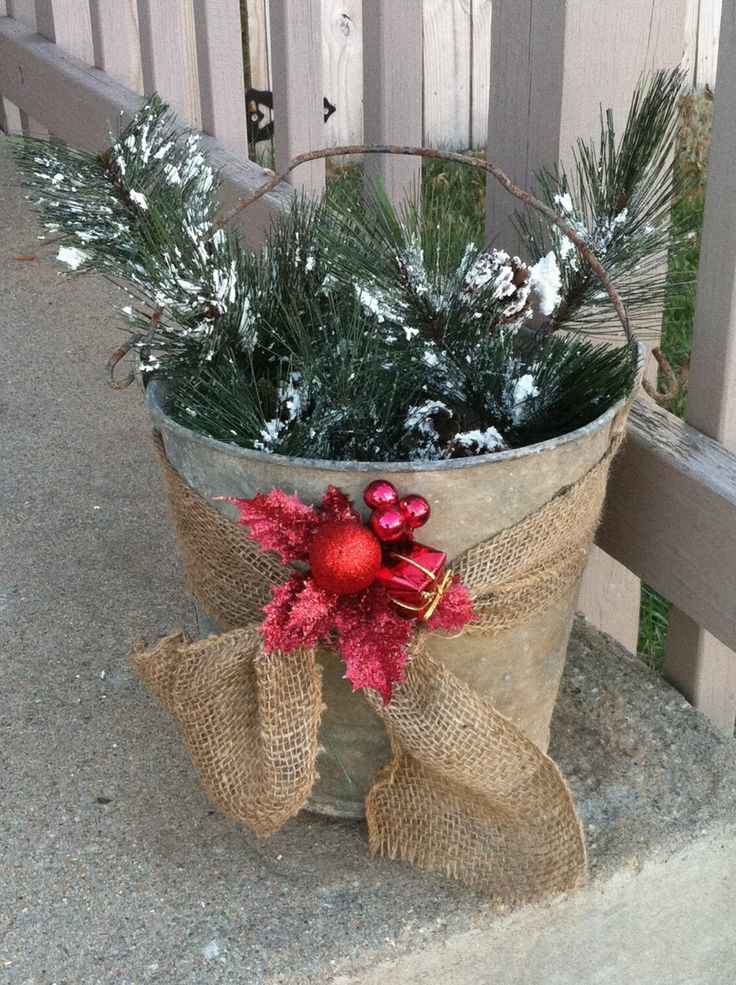 galvanized-bucket-farmhouse-outdoor-christmas-decorations