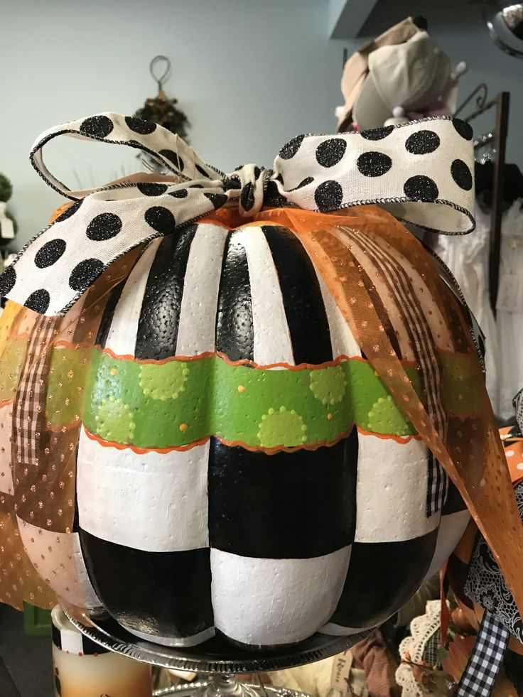 hand-painted-pumpkin-centerpieces-thanksgiving-crafts-for-adults