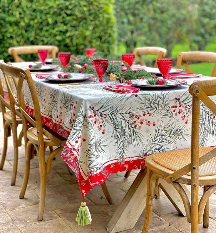 holiday-linens-christmas-brunch-decor-ideas