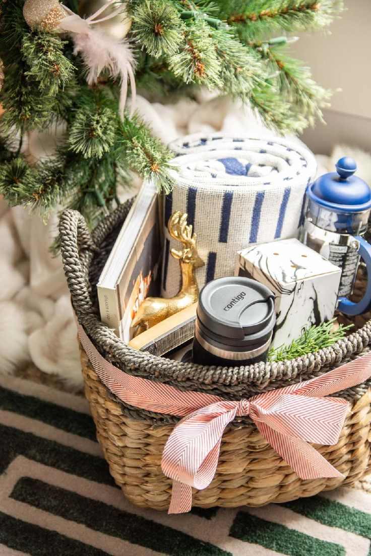 travel-lover's-basket-christmas-basket-ideas