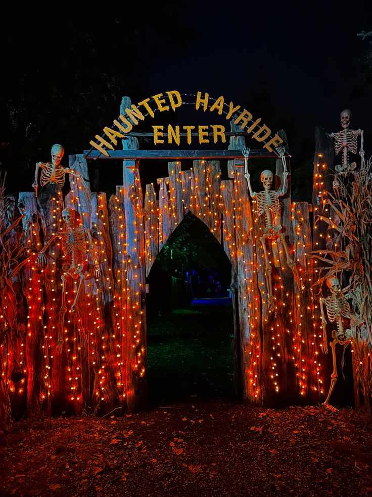 nighttime-hayride-halloween-date-idea