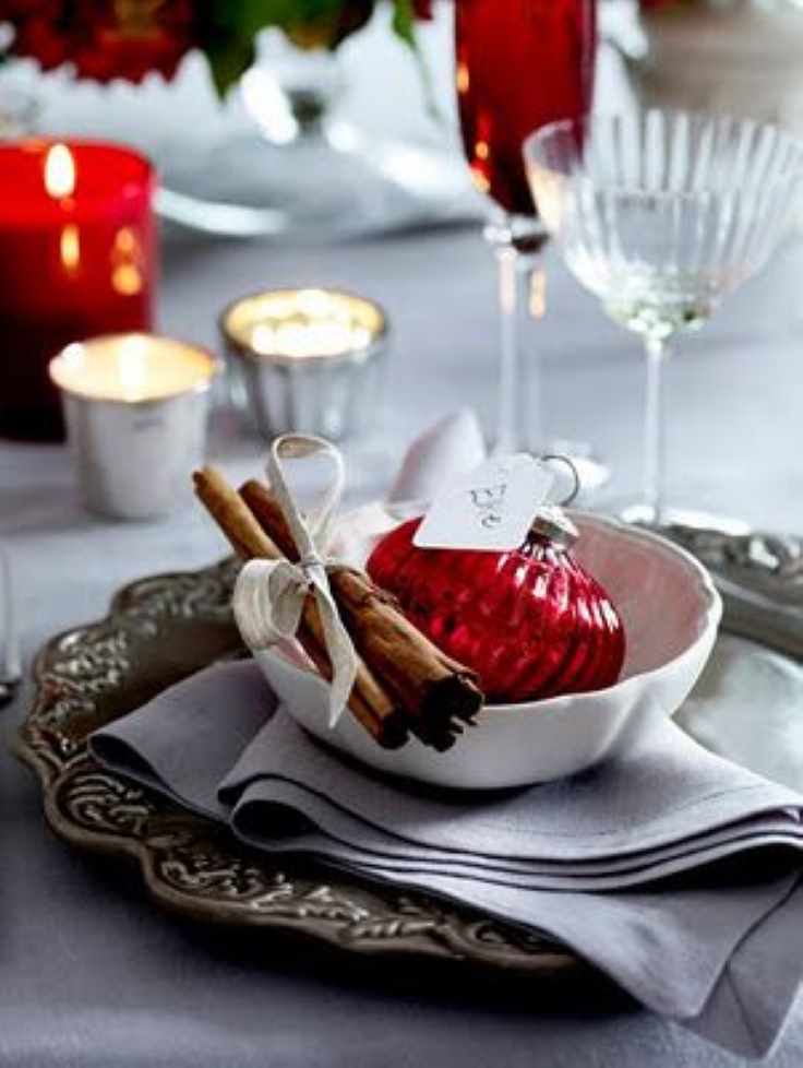 ornaments-place-settings-christmas-brunch-decor-ideas