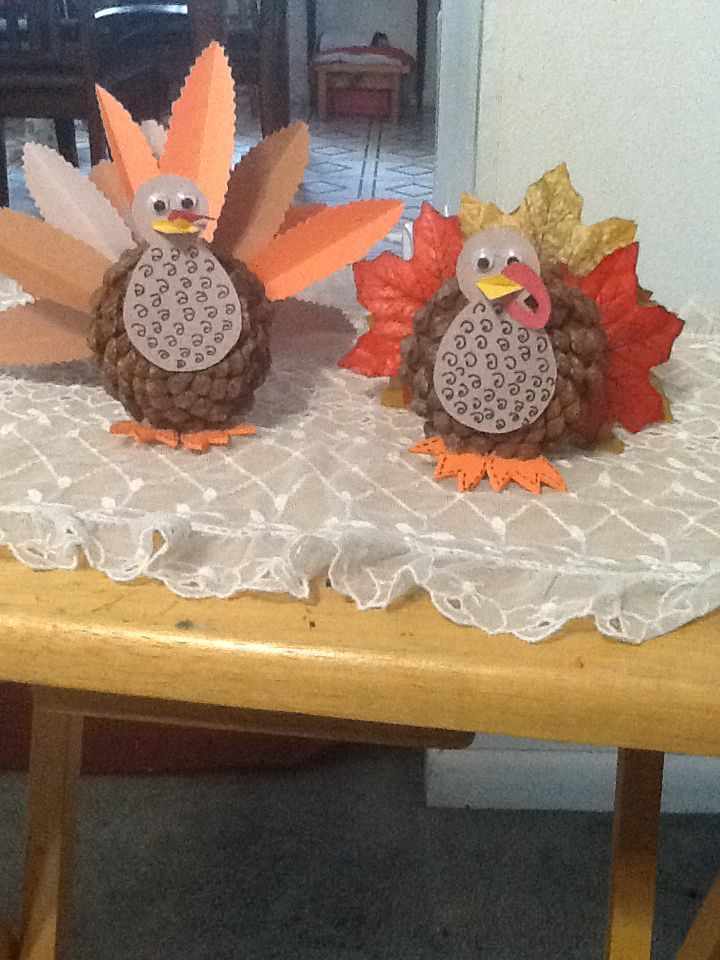 pinecone-turkeys-thanksgiving-crafts-for-adults