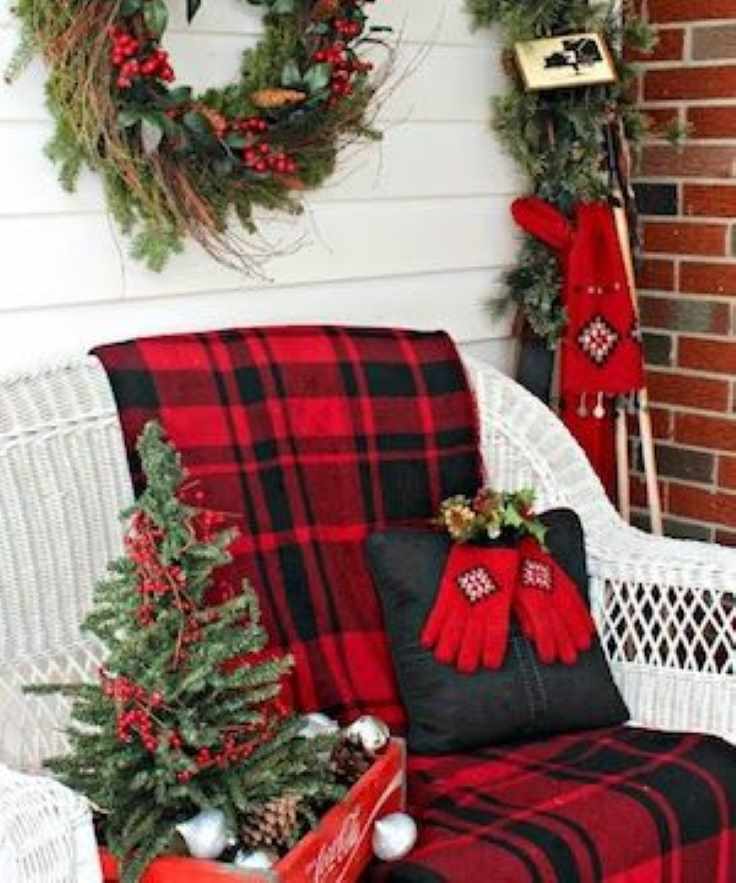 plaid-blankets-farmhouse-outdoor-christmas-decorations