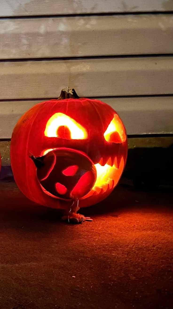 pumpkin-eating-pumpkin-carving-ideas