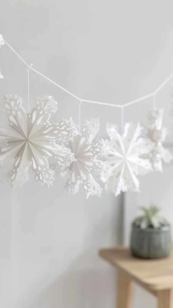 snowflakes-confetti-christmas-brunch-decor-ideas