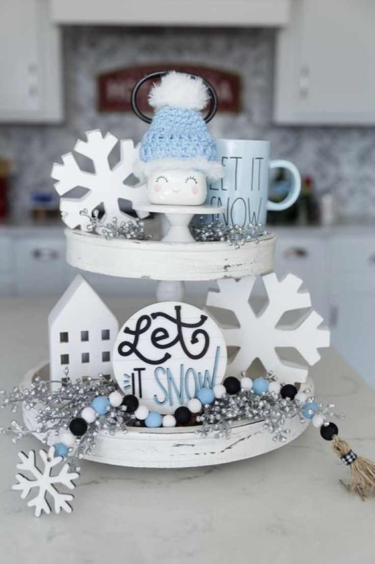 snowflakes-christmas-tier-tray-decor