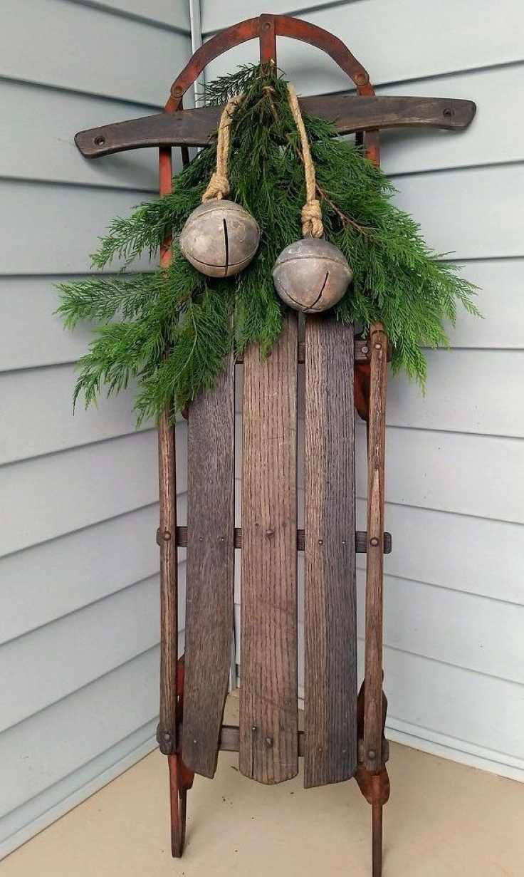 vintage-sled-farmhouse-outdoor-christmas-decorations