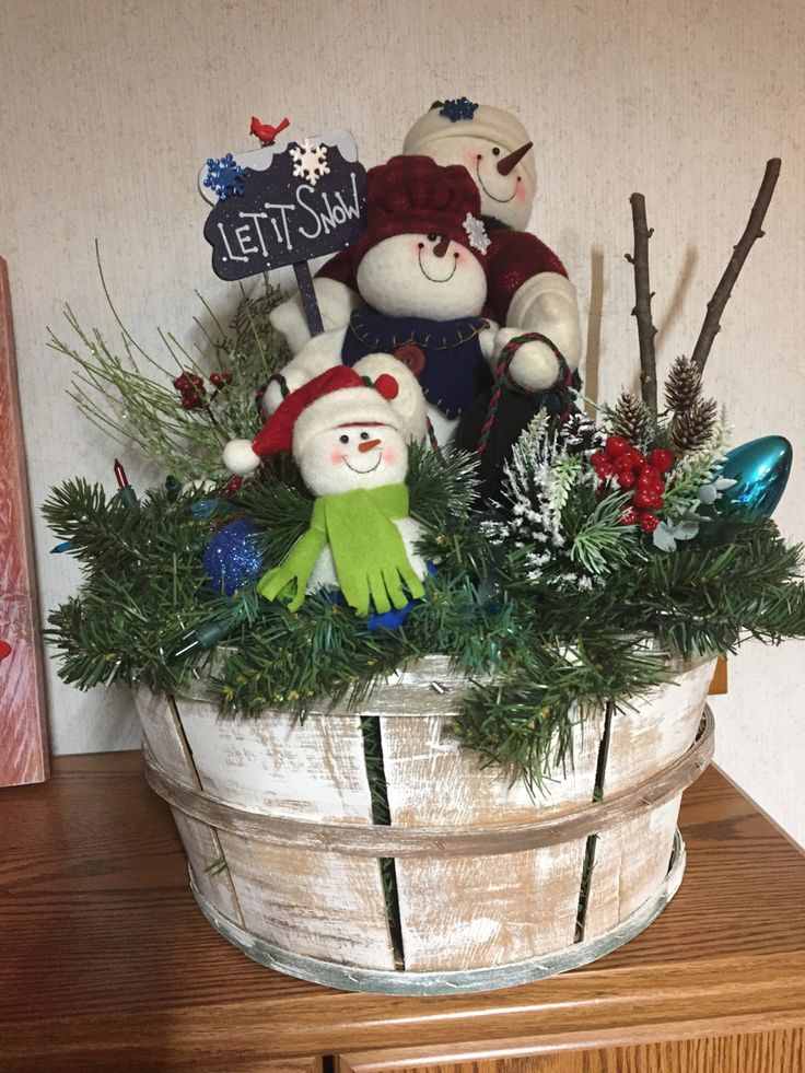 wicker-baskets-farmhouse-outdoor-christmas-decorations