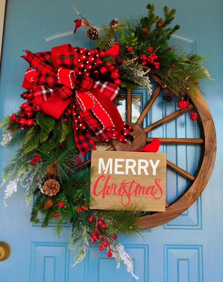 wagon-wheel-wreaths-farmhouse-outdoor-christmas-decorations