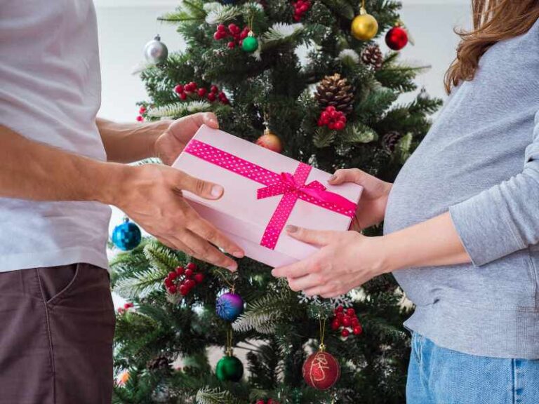 29-best-christmas-gift-ideas-for-expecting-mothers