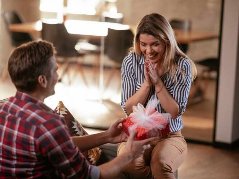 21 THOUGHTFUL CHRISTMAS GIFT IDEAS FOR DAUGHTER&rsquo;S BOYFRIEND