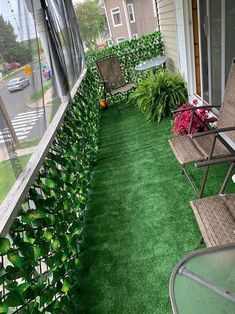 faux-grass-flooring-as-diy-project-to-upgrade-your-balcony 