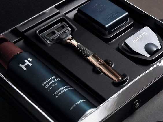 Luxury-shaving-kit-as-a-thoughtful-christmas-gift-idea-for-daughter’s-boyfriend 