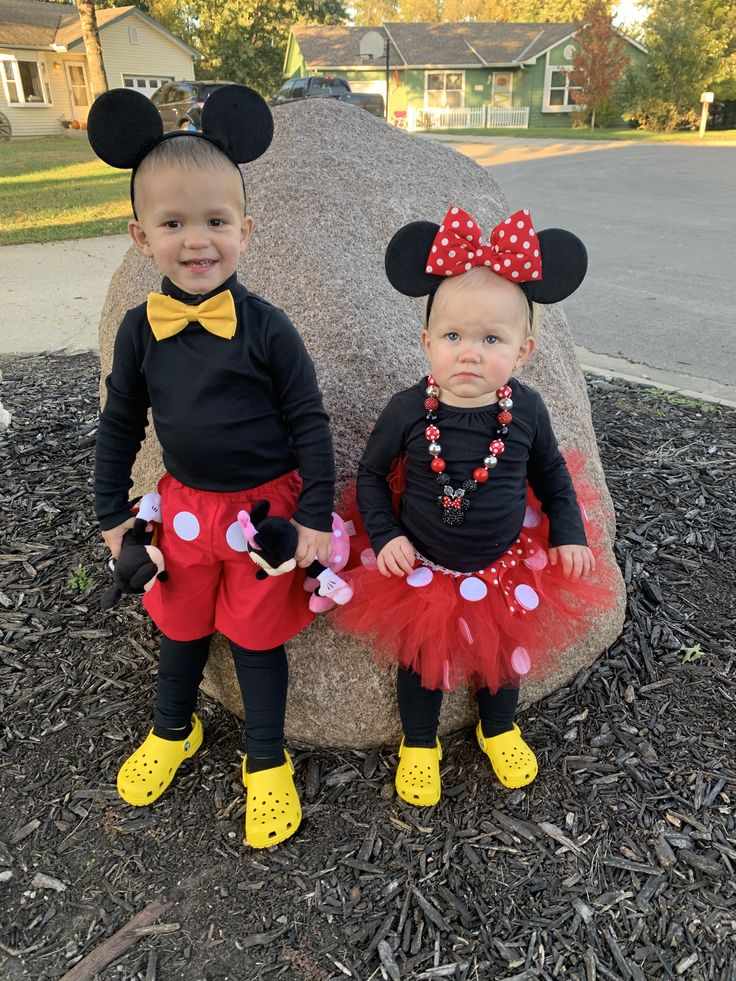 minnie-and-mickey-mouse-halloween-costume-for-siblings