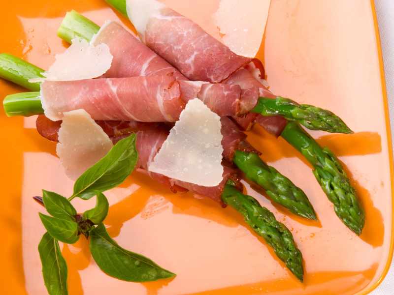 prosciutto-wrapped-asparagus-new-year's-eve-food-ideas