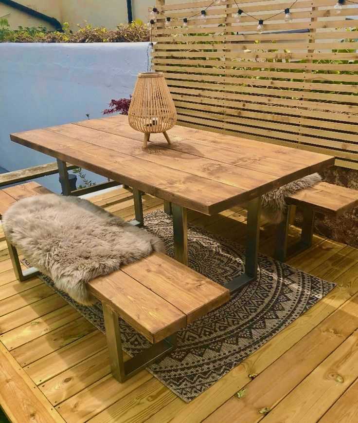 Reclaimed-Wood-furniture-as-eco-friendly-outdoor-decor-idea-using-sustainable-materials 