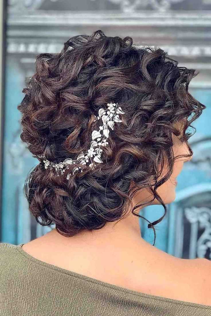 Voluminous-Curls-as-thanksgiving-hairstyle