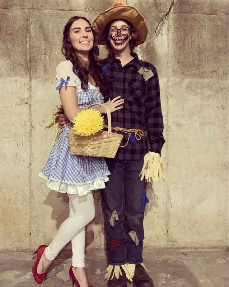 dorothy-and-the-scarecrow-from-the-wizard-of-oz