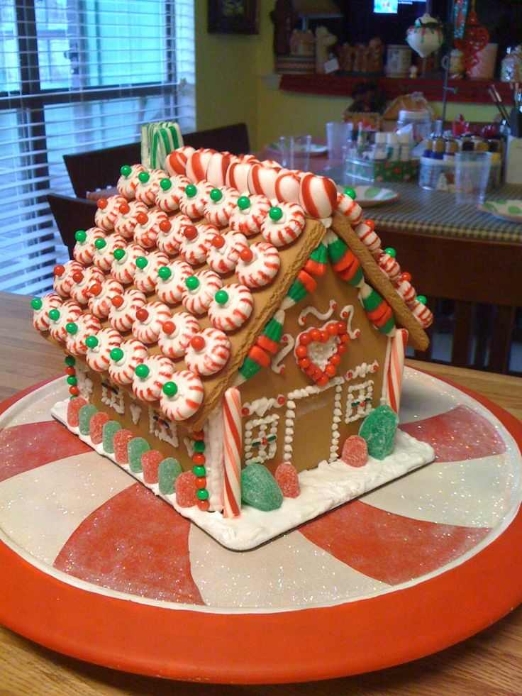 gingerbread-house-decorating-contest