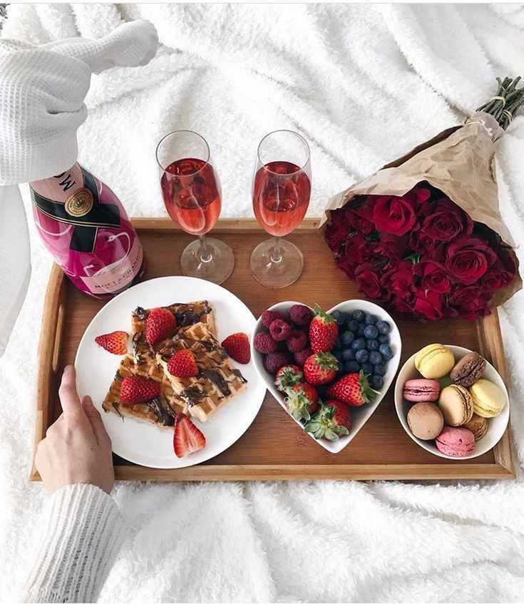 breakfast-in-bed-valentine's-day-date-ideas