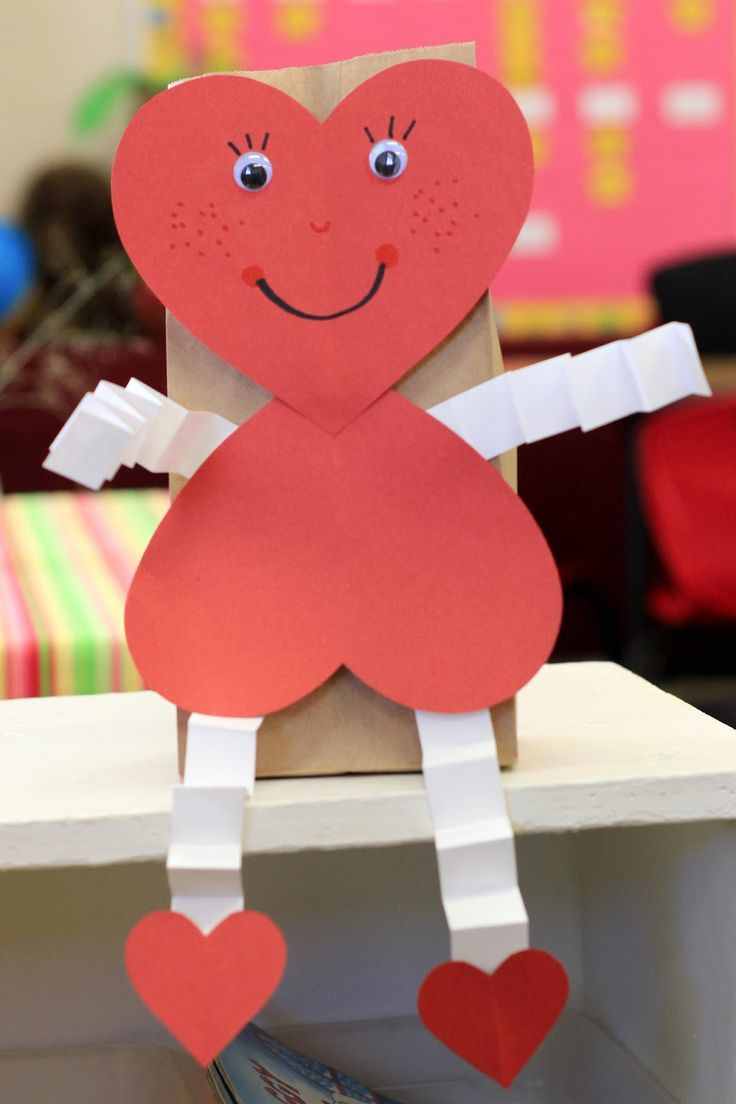 heart-shaped-puppets-valentine's-day-crafts-for-kids