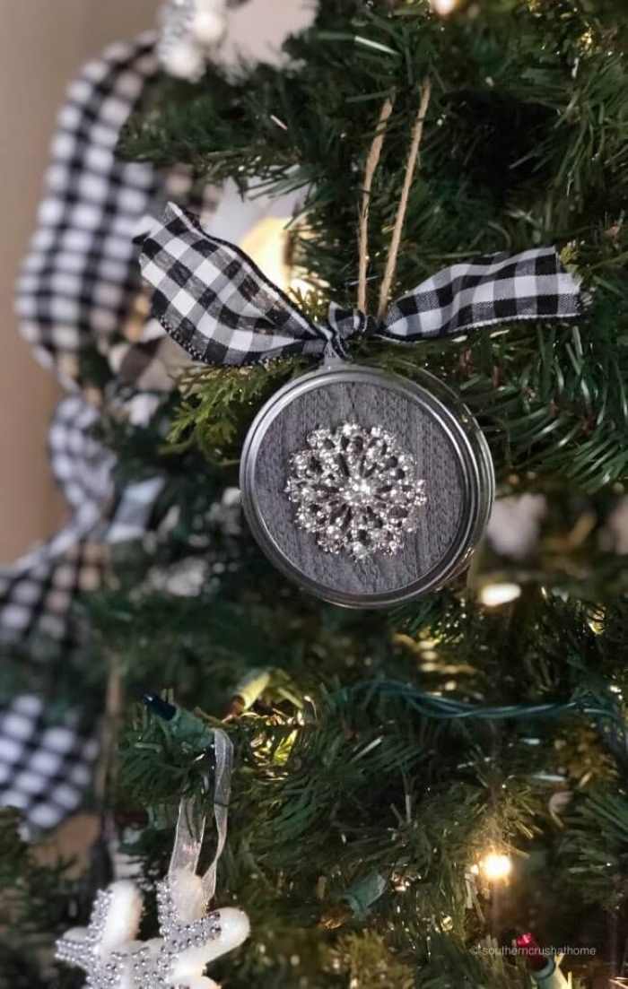 mason-jar-lid-ornaments