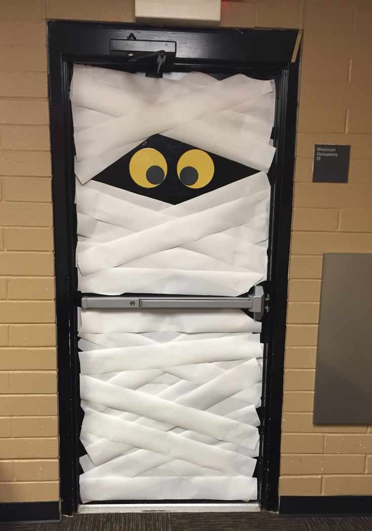 mummy-door-diy-halloween-decorations