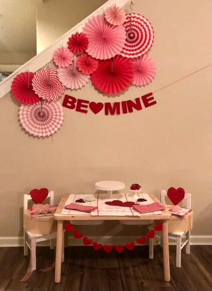 valentine's-day-paper-fans-diy-valentine's-day-decor-ideas