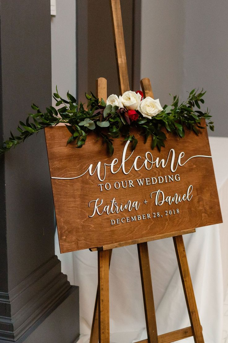 wooden-welcome-signs-in-wedding