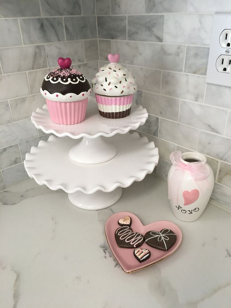 cupcake-and-candy-bar-delight-valentine-tiered-tray-ideas