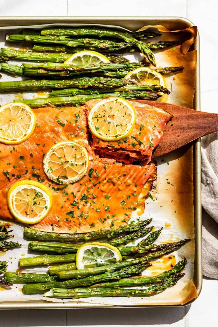 sheet-pan-baked-salmon-and-asparagus-low-carb-dinner-ideas-that-won't-leave-you-hungry