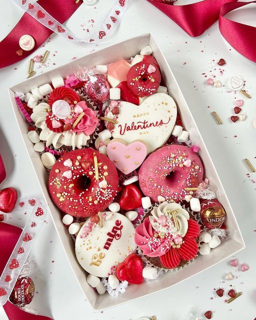 sweet-treats-box-valentine-gifts for-your-new-girlfriend